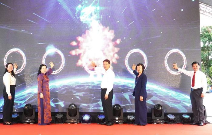 Phó Bí thư Thành ủy Ngô Xuân Thắng và các đại biểu bấm nút vận hành không gian đổi mới sáng tạo và chuyển đối số phường Ngũ Hành Sơn.