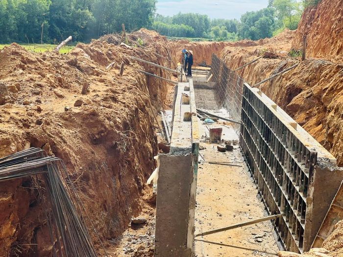 Tuyến kênh mương thuộc dự án hồ Lộc Đại đang thực hiện nhưng ngắt đoạn.