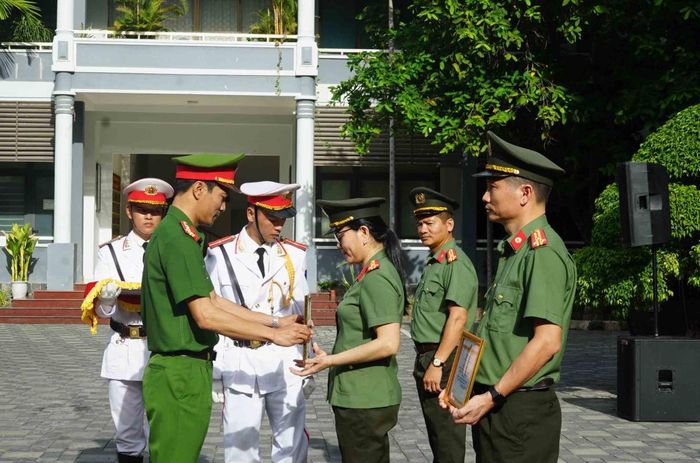 Lãnh đạo Công an thành phố trao thưởng cho các tập thể, cá nhân có thành tích xuất sắc