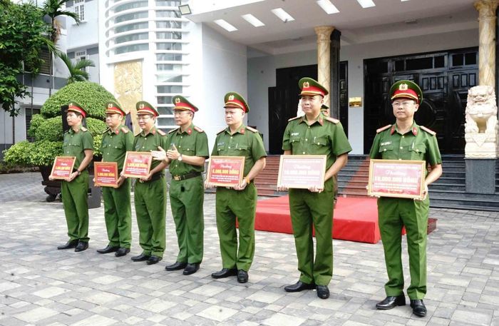 Lãnh đạo Công an thành phố trao thưởng cho các tập thể, cá nhân có thành tích xuất sắc