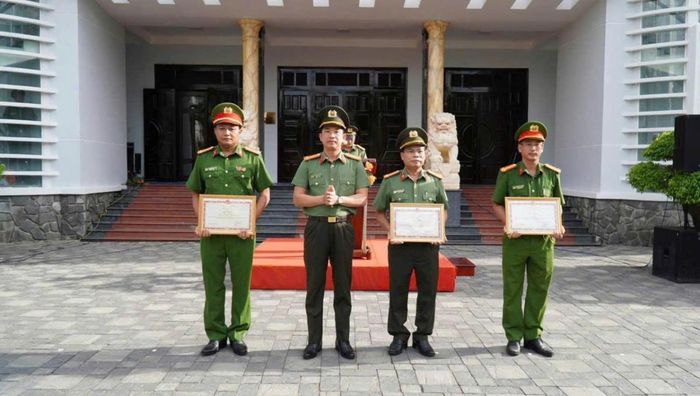 Đại tá Nguyễn Đại Đồng trao bằng khen của Bộ trưởng Bộ Công an cho các tập thể, cá nhân