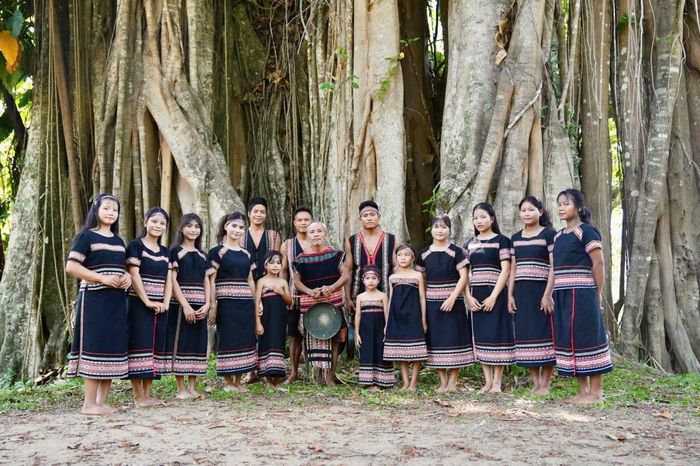 Thiếu nữ địa phương bên cụm cây đa di sản ở xã Trà Tập.