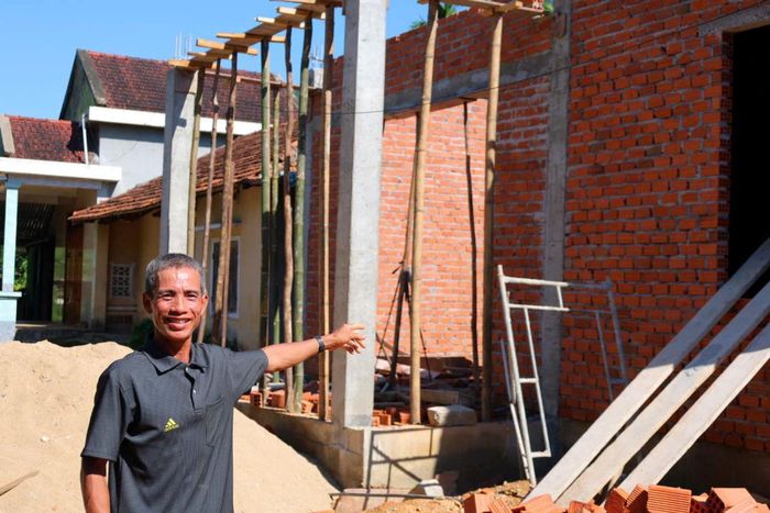 Ông Hồ Văn Ngoạt vui mừng khi căn nhà mới dần hoàn thiện.