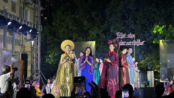 Tà áo dài truyền thống mang đậm bản sắc văn hóa Huế.