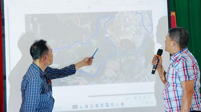 Đại diện nhà đầu tư giới thiệu dự án.
