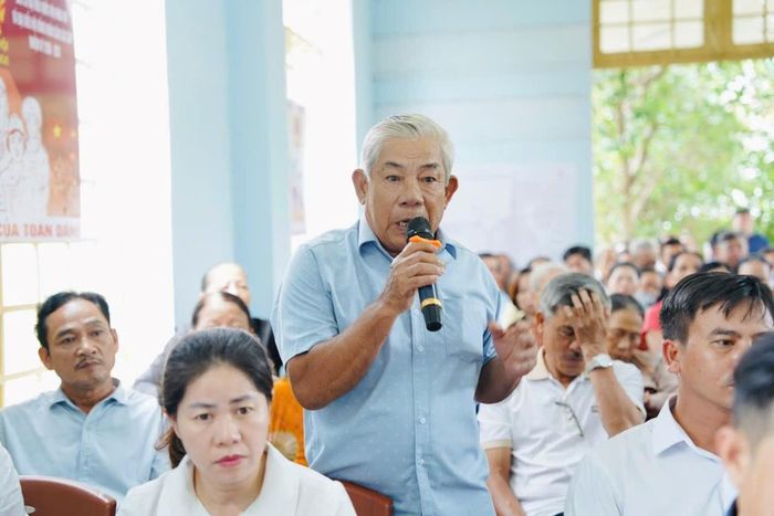 Ông Bùi Nguyễn Hồng Hải, Phó Chủ tịch UBND phường Hải Vân tiếp thu và lắng nghe ý kiến của người dân Trường Định.