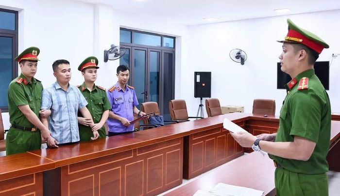 Cơ quan Công an tống đạt quyết định giữ người đối với Nguyễn Hà Duy (SN 1998), giáo viên Trường THPT chuyên Tuyên Quang.