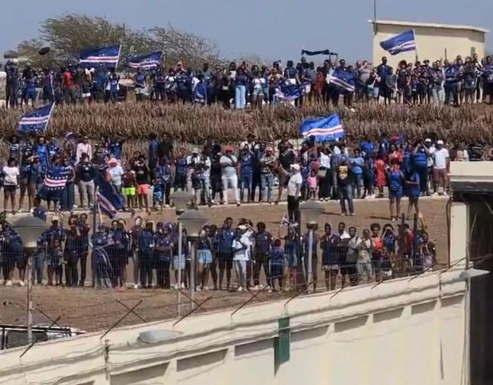  Đông đảo người dân Cape Verde chờ đón những người hùng về nước 