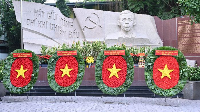  Khu vực dâng hương trong khuôn viên công viên Lê Thị Riêng. Ảnh: MẠNH THẮNG 