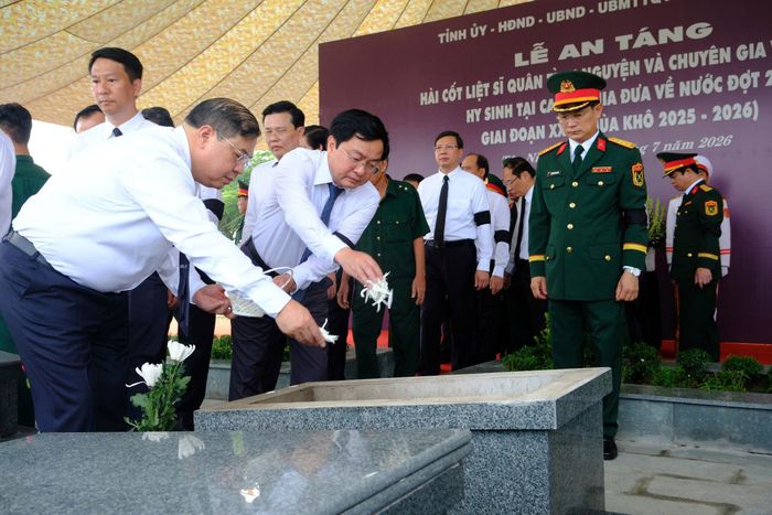  Phó Thủ tướng Thường trực Phạm Gia Túc cùng các đại biểu thực hiện nghi thức an táng hài cốt liệt sĩ 