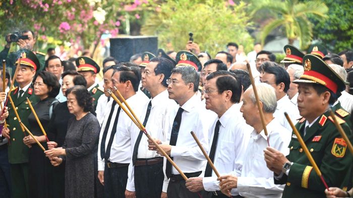  Thủ tướng Lê Minh Hưng và các đại biểu dâng hương tưởng niệm. Ảnh: MẠNH THẮNG 