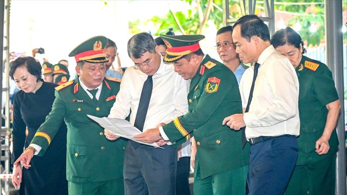  Lãnh đạo Trung ương, lãnh đạo TPHCM tại thực địa cất bốc hài cốt liệt sĩ. Ảnh: MẠNH THẮNG 
