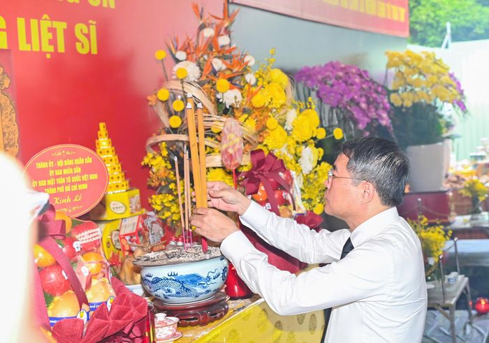  Thủ tướng Lê Minh Hưng dâng hương tại Công viên Lê Thị Riêng. Ảnh: MẠNH THẮNG 