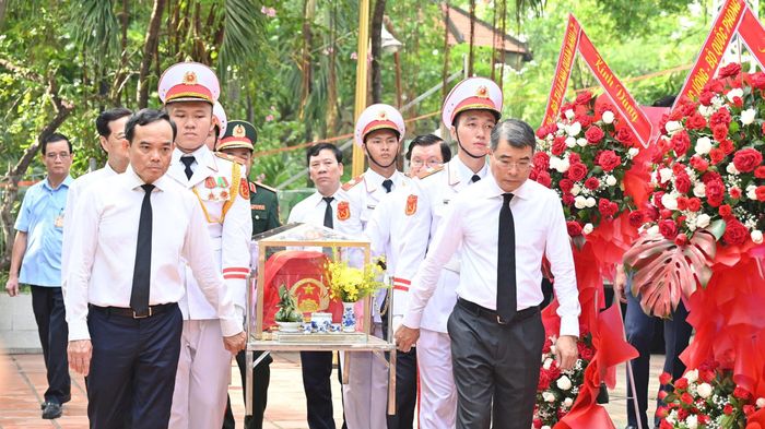  Thủ tướng Lê Minh Hưng (bên phải) cùng Bí thư Thành ủy TPHCM Trần Lưu Quang (trái) thực hiện lễ di quan hài cốt vừa được phát hiện. Ảnh: MẠNH THẮNG 