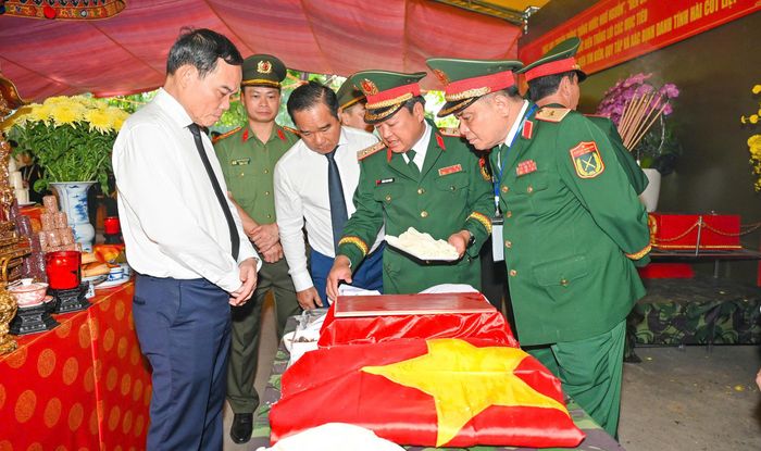  Công tác tìm kiếm, quy tập được tổ chức trang trọng, chu đáo. Ảnh: MẠNH THẮNG 