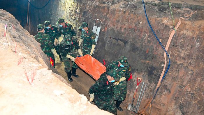  Các lực lượng tìm được 5 bộ hài cốt cùng nhiều kỷ vật trong 2 ngày đào thăm dò. Ảnh: MẠNH THẮNG 