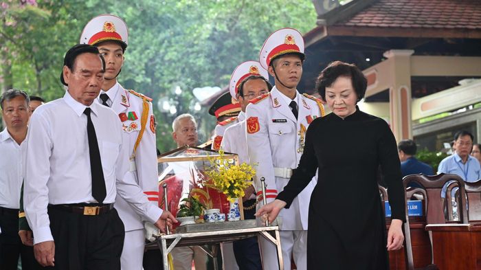  Nguyên Thường trực Ban Bí thư Lê Hồng Anh và Phó Thủ tướng Phạm Thị Thanh Trà thực hiện nghi thức di quan hài cốt về Nhà Tưởng niệm Liệt sĩ Công viên Lê Thị Riêng. Ảnh: MẠNH THẮNG 