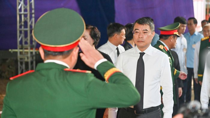  Lực lượng thực hiện nhiệm vụ báo cáo Thủ tướng trước khi bắt tay vào công tác cất bốc hài cốt liệt sĩ. Ảnh: MẠNH THẮNG 
