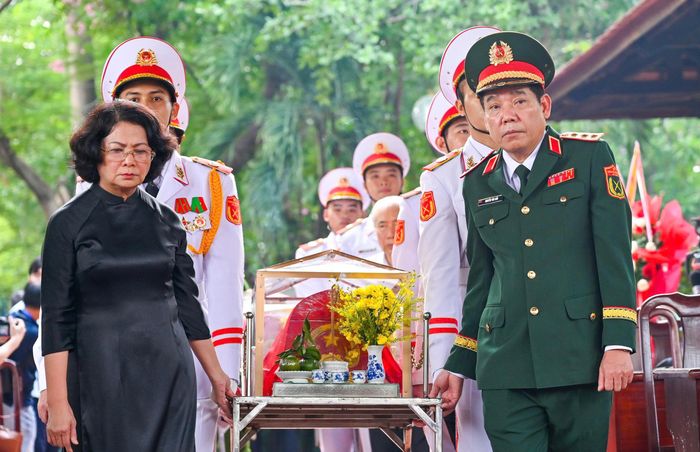  Thượng tướng Nguyễn Văn Gấu, Thứ trưởng Bộ Quốc phòng cùng nguyên Phó Chủ tịch nước Đặng Thị Ngọc Thịnh thực hiện nghi thức di quan hài cốt về Nhà Tưởng niệm Liệt sĩ Công viên Lê Thị Riêng. Ảnh: MẠNH THẮNG 