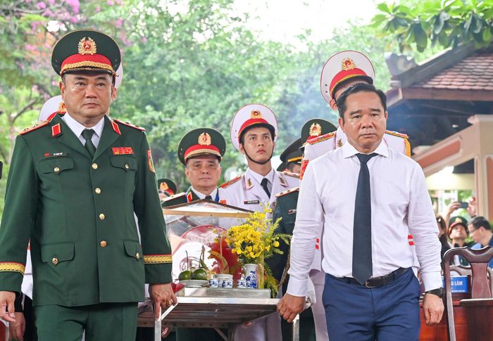  Chủ tịch UBND TPHCM Nguyễn Văn Được và Trung tướng Lê Xuân Thế, Tư lệnh Quân khu 7, thực hiện nghi thức di quan hài cốt về Nhà Tưởng niệm Liệt sĩ Công viên Lê Thị Riêng. Ảnh: MẠNH THẮNG 