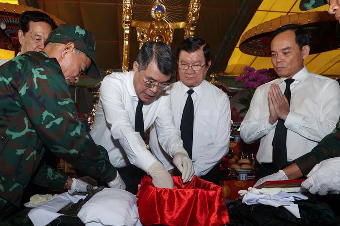  Thủ tướng Lê Minh Hưng cùng các đại biểu thực hiện nghi thức quy tập. Ảnh: MẠNH THẮNG 