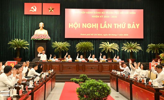 Hội nghị lần thứ 7 (mở rộng), Ban Chấp hành Đảng bộ TPHCM khóa I, nhiệm kỳ 2025-2030 thông qua nghị quyết. Ảnh: VIỆT DŨNG