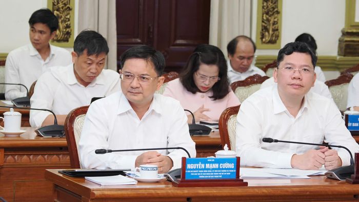  Các đồng chí Thường trực UBND TPHCM và lãnh đạo các sở, ngành TPHCM tham dự buổi làm việc. Ảnh: HOÀNG HÙNG 