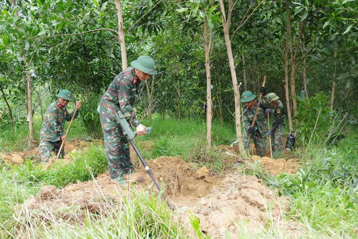  Bộ CHQS tỉnh Quảng Trị khảo sát vị trí nghi có mộ liệt sĩ ở khu vực Câu Nhi 