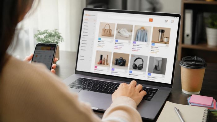 Người tiêu dùng mua sắm trên nền tảng số. Ảnh minh họa