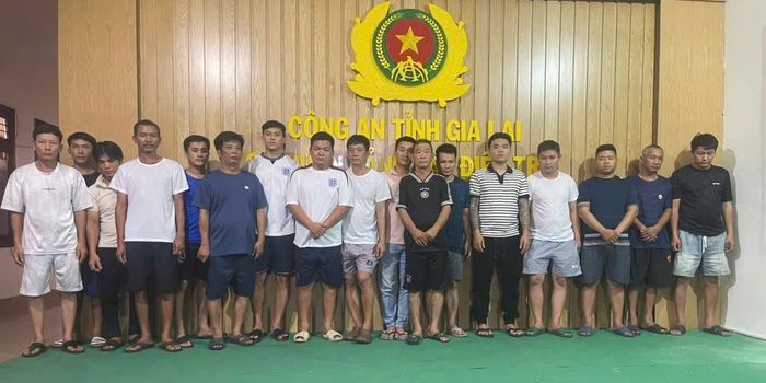 Các đối tượng bị tạm giữ phục vụ công tác mở rộng điều tra. Ảnh: QH