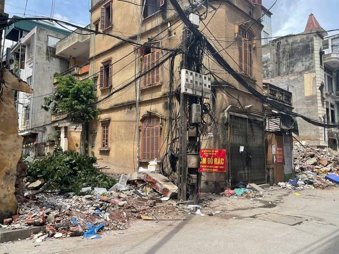 Nhiều thời điểm, đặc biệt vào giờ cao điểm hoặc giờ tan học của các trường trong khu vực, ô tô và xe máy nối đuôi nhau kéo dài hàng trăm mét. Có những đoạn hẹp đến mức hai ô tô gần như không thể tránh nhau, khiến ùn tắc trở thành hình ảnh quen thuộc đối với người dân nơi đây.