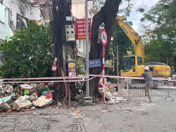 Hiện trường hôm nay vẫn còn bụi đất, gạch đá và tiếng máy móc thi công. Nhưng phía sau khung cảnh ngổn ngang ấy là kỳ vọng của người dân về một tuyến đường rộng rãi, an toàn và đồng bộ hơn trong tương lai. Với tiến độ giải phóng mặt bằng đang được đẩy nhanh, ngõ 381 Nguyễn Khang được kỳ vọng sẽ sớm khép lại hình ảnh của "con ngõ đau khổ" để trở thành một trục kết nối mới của khu vực Cầu Giấy.