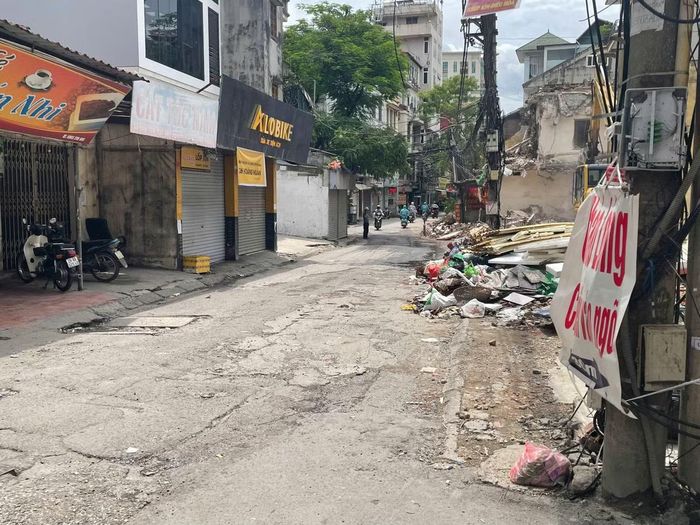 Việc phá dỡ nhà cửa cũng khiến nhiều đoạn tuyến bị thu hẹp tạm thời. Xe máy, ô tô phải di chuyển chậm qua khu vực thi công để đảm bảo an toàn, trong khi người đi bộ phải len lỏi giữa hàng rào công trường và các đống vật liệu.