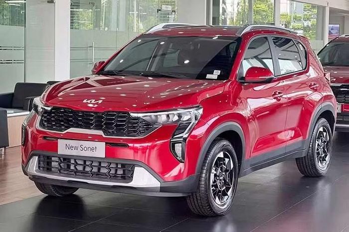 Kia là một trong những hãng có mức điều chỉnh mạnh nhất trong đầu tháng 7/2026 khi đồng loạt giảm giá ba dòng xe chủ lực gồm Sonet, Seltos và Carens. Đối với Sonet, cả bốn phiên bản đều được điều chỉnh. Sau khi giảm từ 20 - 30 triệu đồng, giá bán của mẫu SUV cỡ A hiện dao động từ 469 - 584 triệu đồng.