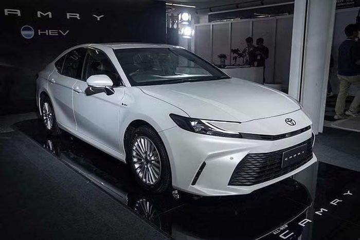Toyota lựa chọn cách vừa đổi tên phiên bản vừa điều chỉnh giá đối với dòng Camry Hybrid. Theo chính sách mới áp dụng cho các xe xuất hóa đơn từ ngày 1/7, phiên bản Camry HEV MID CE được đổi tên thành Camry HEV Premium và giảm từ 1,46 tỷ đồng xuống còn 1,32 tỷ đồng, tương đương mức giảm 140 triệu đồng.