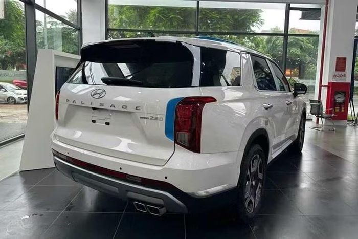 Hai phiên bản Prestige cũng được giảm khoảng 160 triệu đồng, với giá bán mới lần lượt là 1,399 tỷ đồng và 1,429 tỷ đồng. Động thái này diễn ra trong bối cảnh thế hệ Palisade thế hệ mới đã được giới thiệu trên thị trường quốc tế. Tại Việt Nam, nhiều đại lý đã bắt đầu nhận đặt cọc mẫu xe thế hệ mới và dự kiến sẽ mở bán trong quý III năm nay.
