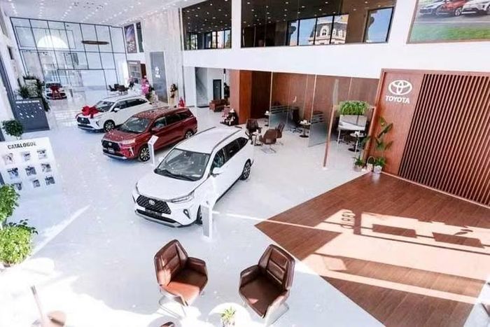 Khác với giai đoạn trước khi các hãng chủ yếu áp dụng ưu đãi dưới dạng hỗ trợ lệ phí trước bạ hoặc ưu đãi trực tiếp tại đại lý, việc điều chỉnh giá niêm yết đang trở thành xu hướng mới trên thị trường. Mức giá bán chính thức thấp hơn không chỉ giúp người mua dễ dàng xác định chi phí thực tế mà còn có thể kéo theo mức lệ phí trước bạ giảm sau khi cơ quan quản lý cập nhật bảng giá tính phí.
