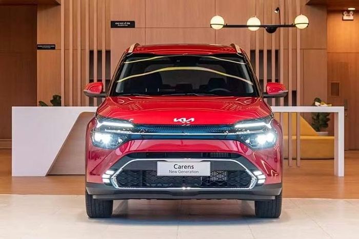 Trong khi đó, Kia Carens cũng được điều chỉnh trên ba phiên bản máy xăng. Sau khi giảm 20 - 30 triệu đồng, bản tiêu chuẩn Deluxe còn 559 triệu đồng, trở thành một trong những mẫu MPV 7 chỗ có giá khởi điểm thấp nhất thị trường hiện nay.