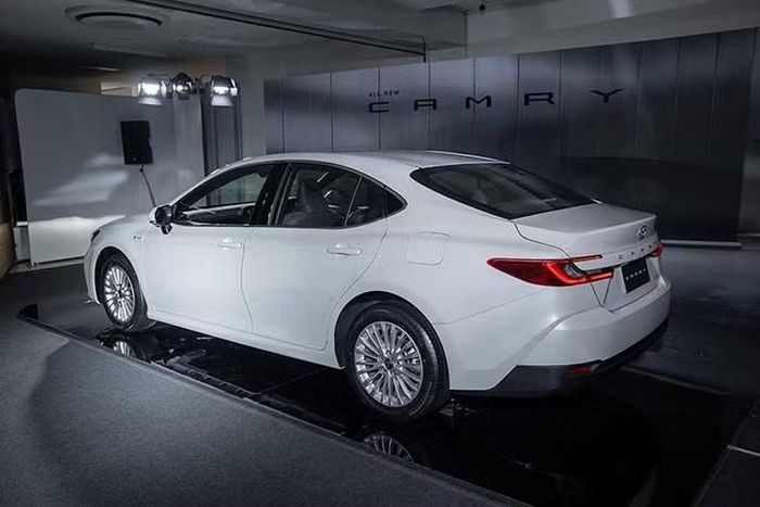 Trong khi đó, Toyota Camry phiên bản HEV TOP CE cũng đã được đổi tên thành Camry HEV Luxury nhưng vẫn giữ nguyên giá 1,46 tỷ đồng. Việc điều chỉnh này cũng giúp rút ngắn khoảng cách giá giữa hai phiên bản hybrid xuống còn 140 triệu đồng.