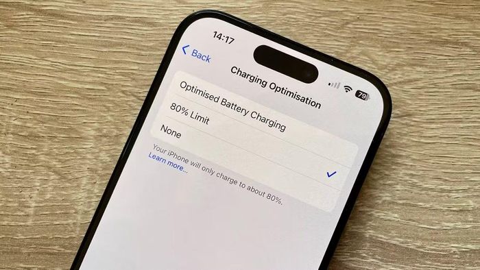 Bên cạnh đó, người dùng cũng nên tận dụng các tính năng bảo vệ pin được tích hợp trên smartphone như Optimized Battery Charging trên iPhone hoặc Adaptive Battery trên nhiều thiết bị Android, bởi các công nghệ này có thể học thói quen sử dụng, trì hoãn việc sạc đầy đến sát thời điểm người dùng cần dùng máy, qua đó giảm đáng kể thời gian pin phải duy trì ở mức 100%.