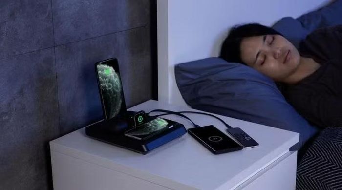 Tuy nhiên, các chuyên gia cho biết điều này không có nghĩa việc sạc điện thoại qua đêm là hoàn toàn vô hại, bởi khi pin được duy trì ở mức đầy trong nhiều giờ, hệ thống vẫn liên tục thực hiện các chu kỳ "sạc nhỏ giọt" để giữ dung lượng gần 100%, quá trình này có thể tạo thêm nhiệt và khiến các tế bào pin phải chịu áp lực hóa học, từ đó làm tăng tốc độ lão hóa của pin theo thời gian.