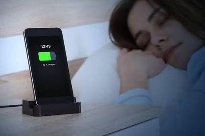 Theo cảnh báo từ các chuyên gia, nếu pin thường xuyên hoạt động ở khoảng 40 độ C, khả năng lưu trữ năng lượng có thể giảm tới 35% chỉ sau một năm, còn khi nhiệt độ duy trì ở khoảng 60 độ C trong thời gian dài, dung lượng pin thậm chí có thể chỉ còn khoảng 60% so với ban đầu, cho thấy nhiệt độ cao nguy hiểm hơn nhiều so với việc cắm sạc qua đêm.