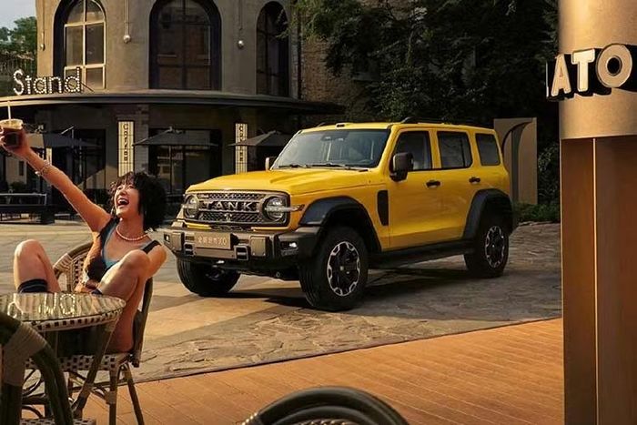 Ngoài những thay đổi về hệ truyền động, Tank 300 còn được trang bị lưới tản nhiệt mới với dòng chữ "Tank" cỡ lớn thay cho logo chữ T hình chữ nhật trước đây. Cản trước cũng được thiết kế hầm hố hơn, lấy từ phiên bản Hooke với đèn phụ đặt hai bên và móc kéo tích hợp.