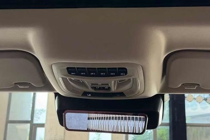 Trên các mẫu xe khác, hệ truyền động này cho công suất lên tới 863 mã lực và mô-men xoắn cực đại 1.135 Nm. Thông số cụ thể dành cho Tank 300 Hi4-Z vẫn chưa được công bố, chỉ biết rằng mẫu xe này sẽ có phạm vi chạy thuần điện 200 km theo tiêu chuẩn CLTC nhờ bộ pin dung lượng 59,6 kWh.