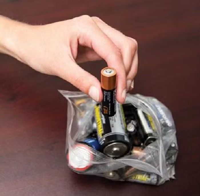 Đối với các loại pin khác nhau, cách dán cũng cần được thực hiện đầy đủ vì pin AA và AAA có cực ở hai đầu, trong khi pin 9V lại có cả hai cực nằm cùng một phía, do đó cần che kín toàn bộ phần kim loại để đảm bảo an toàn.
