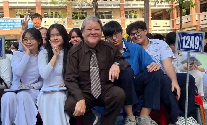 Ông Trần Anh Tuấn cùng học sinh lớp 12.