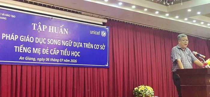 Báo cáo viên chia sẻ các nội dung tại Hội thảo.