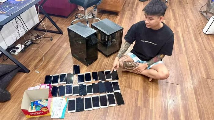 Đối tượng và tang vật bị cơ quan chức năng thu giữ trong vụ thu thập, mua bán trái phép thông tin tài khoản ngân hàng của học sinh.