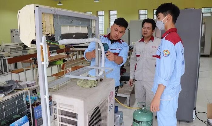 Sinh viên CCT1 học thực hành tại phòng máy của Trường Cao đẳng Cơ điện Hà Nội.