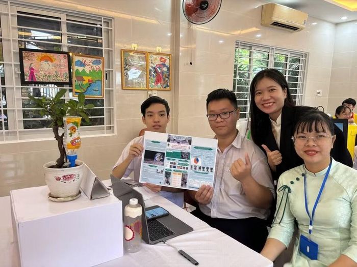 Học viên Trung tâm GDTX số 2 trình bày dự án tại Hội thi khoa học kĩ thuật cấp Trung tâm.